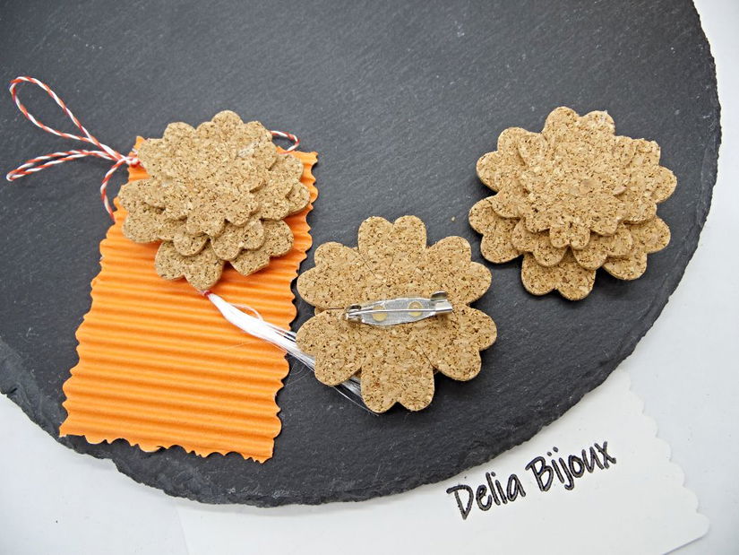 Broșă handmade mărțișor din plută floare (cod1373)