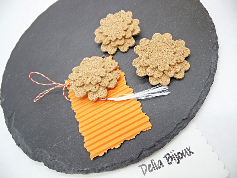 Broșă handmade mărțișor din plută floare (cod1373)