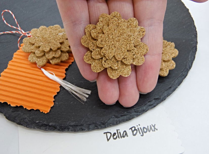 Broșă handmade mărțișor din plută floare (cod1373)