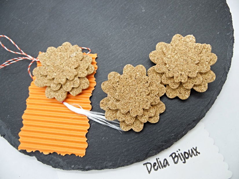 Broșă handmade mărțișor din plută floare (cod1373)