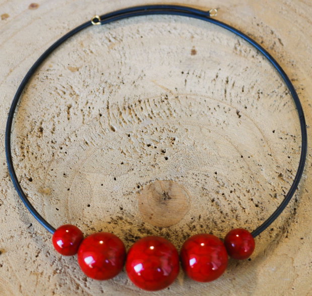 Colier handmade cu margele colorate din howlit
