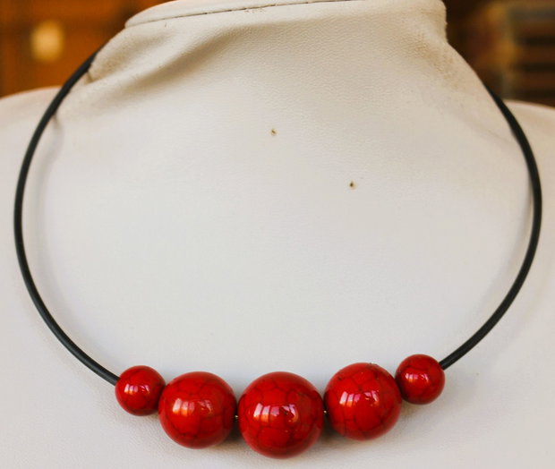 Colier handmade cu margele colorate din howlit