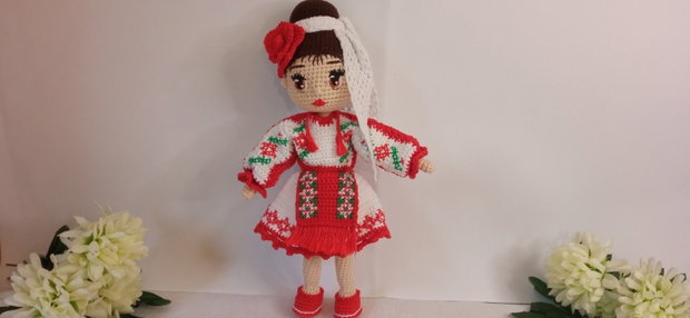Păpușă croșetată în costum popular-Maria