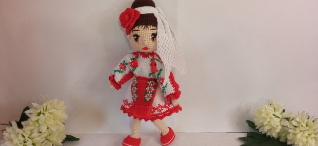 Păpușă croșetată în costum popular-Maria