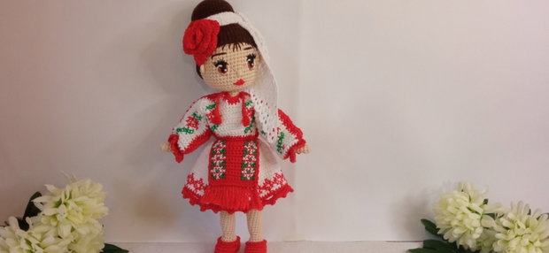 Păpușă croșetată în costum popular-Maria