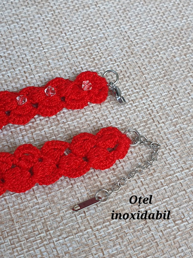 Choker rosu crosetat
