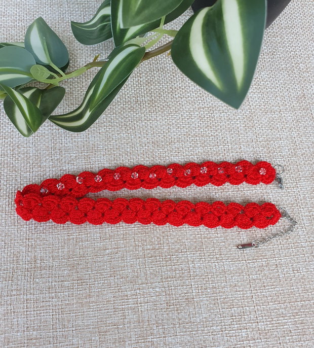 Choker rosu crosetat