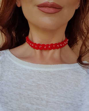 Choker rosu crosetat
