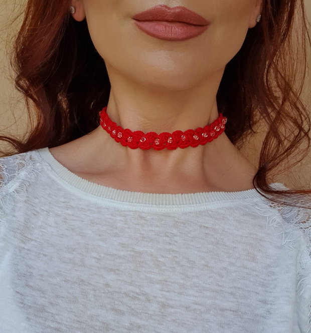 Choker rosu crosetat