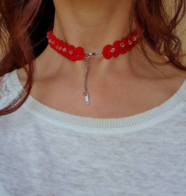 Choker rosu crosetat