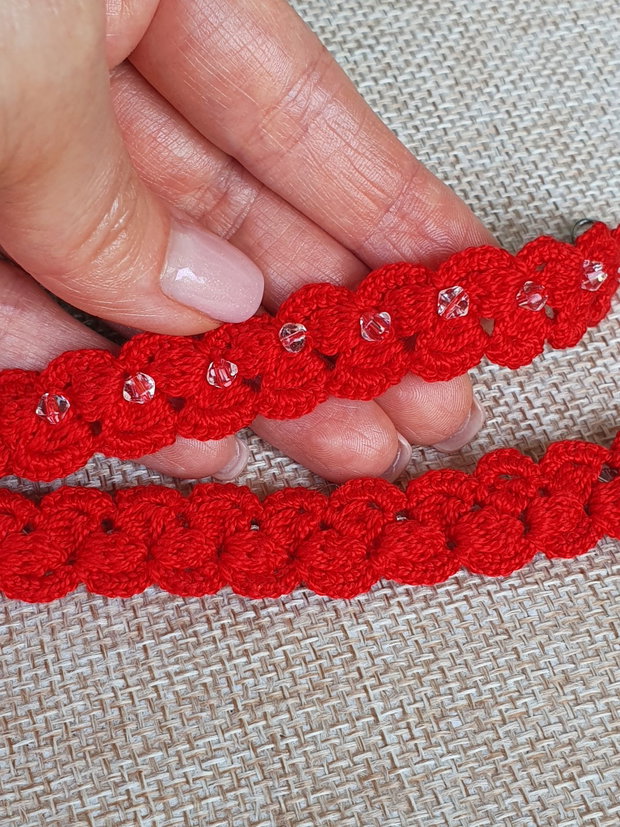 Choker rosu crosetat
