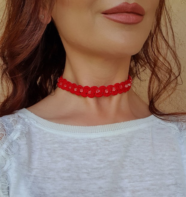 Choker rosu crosetat