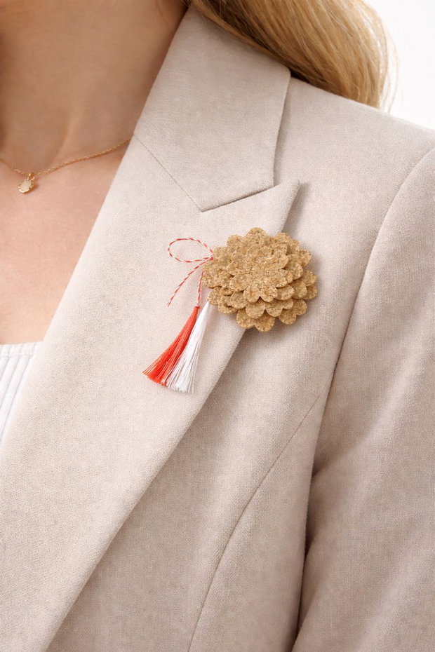 Broșă handmade mărțișor din plută floare (cod1373)