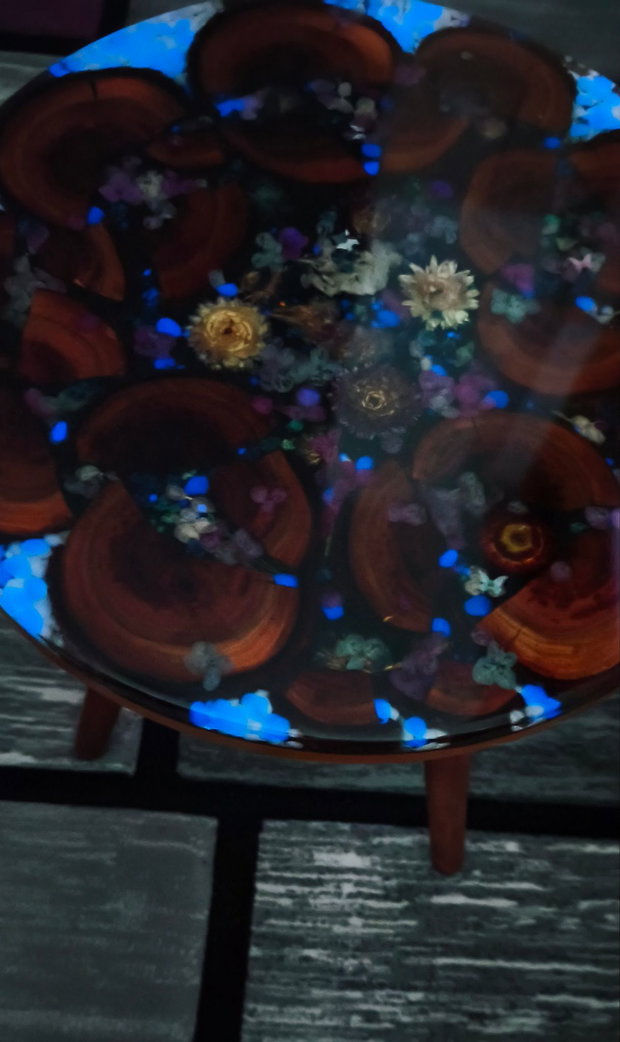 Măsuță handmade din lemn și rășină cu pietre fluorescente Glow in the Dark