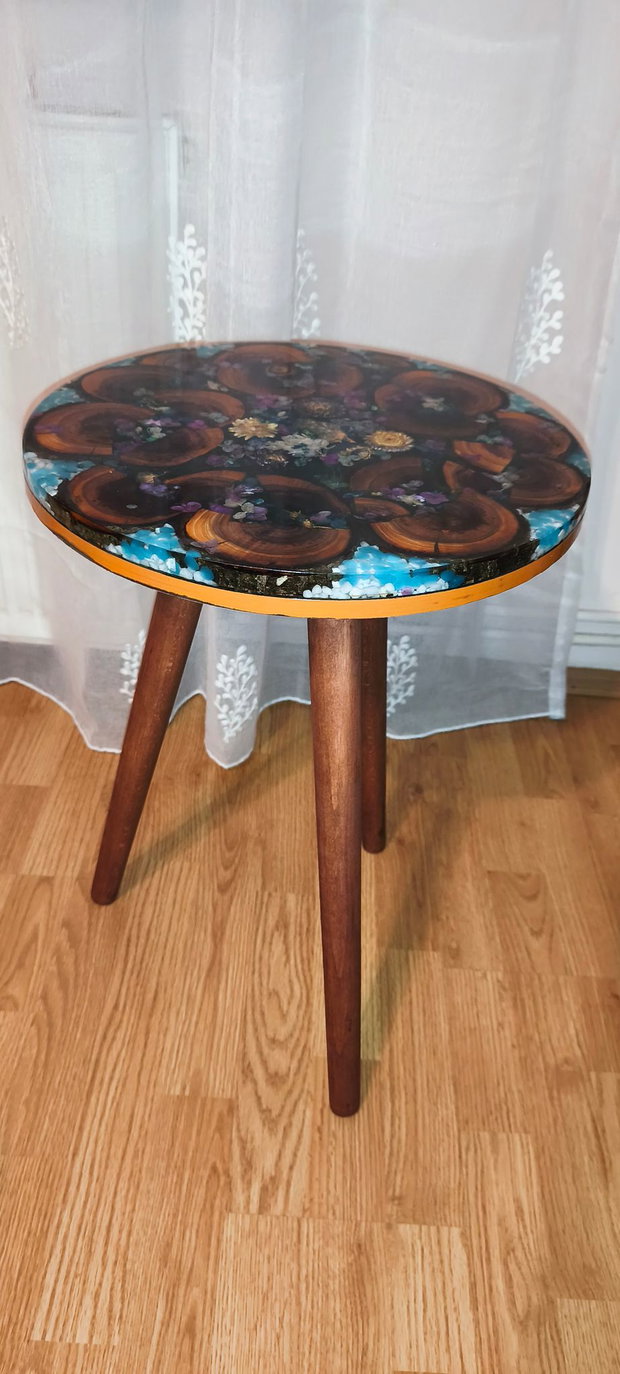 Măsuță handmade din lemn și rășină cu pietre fluorescente Glow in the Dark