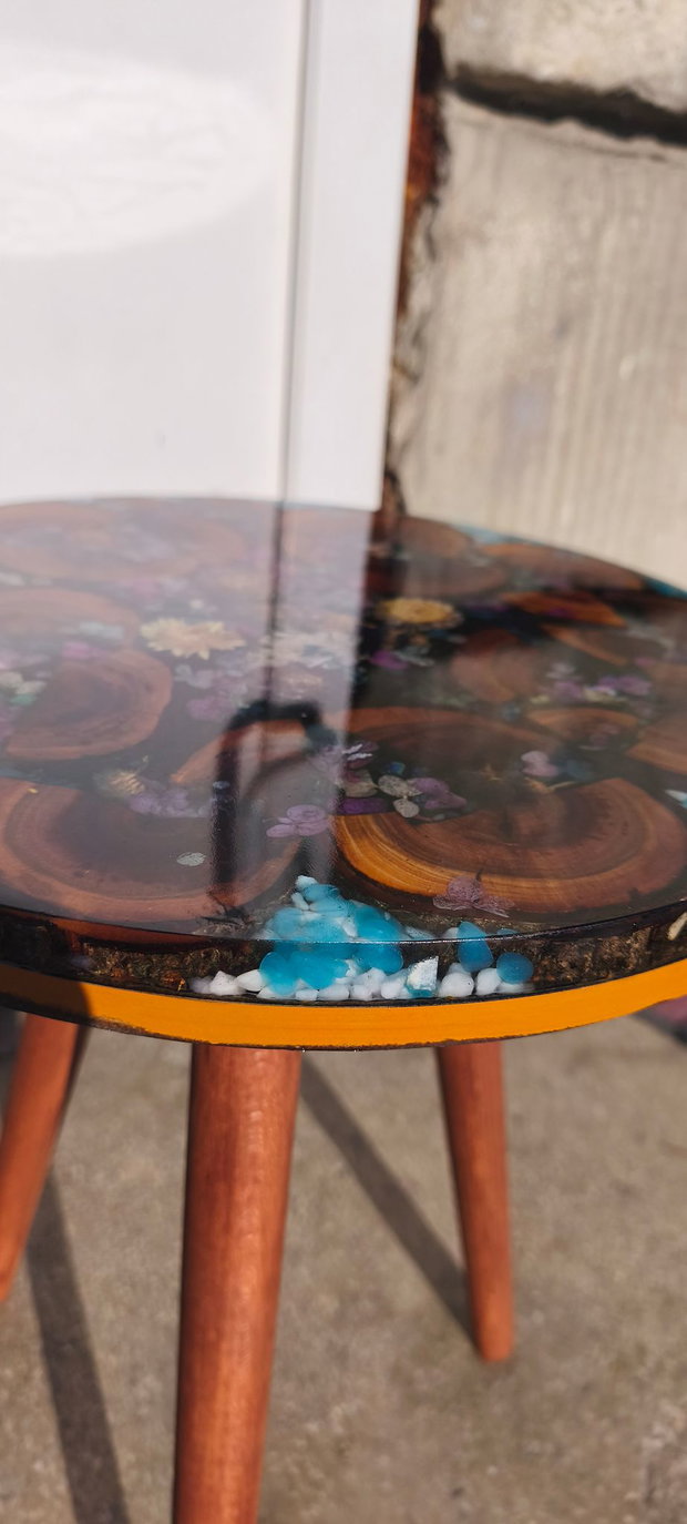 Măsuță handmade din lemn și rășină cu pietre fluorescente Glow in the Dark