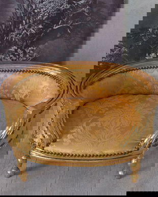 Canapea pentru caine din lemn auriu cu tapiterie aurie