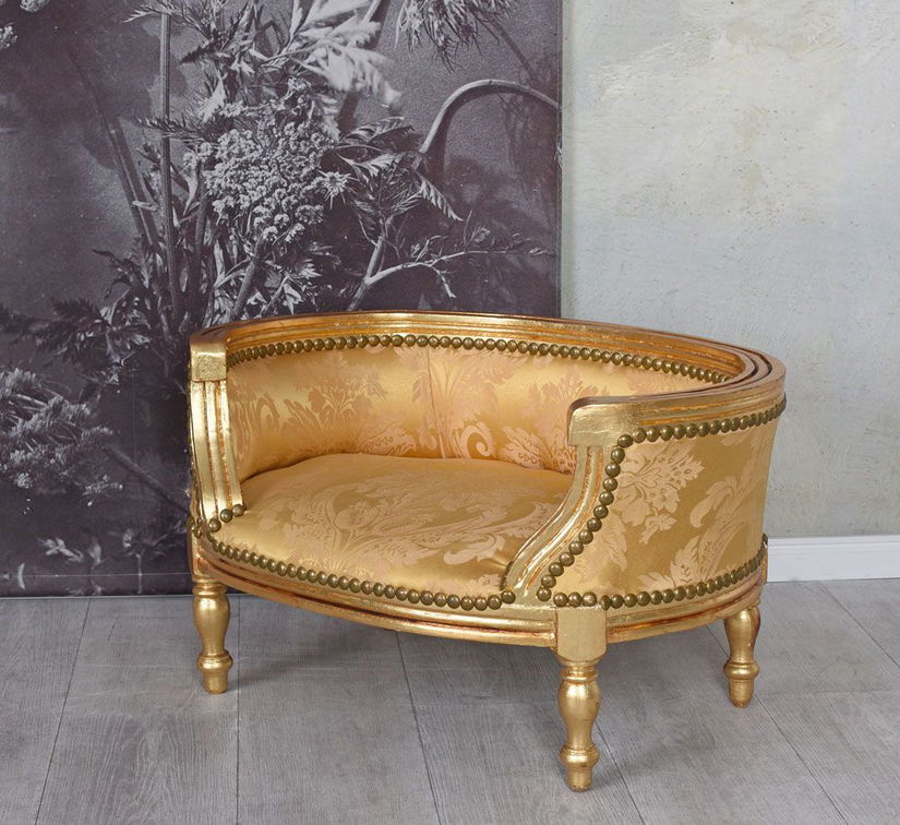 Canapea pentru caine din lemn auriu cu tapiterie aurie