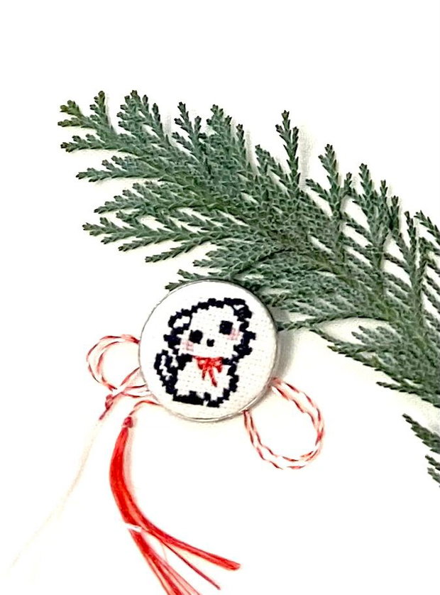 Brosa - martisor cu broderie manuala