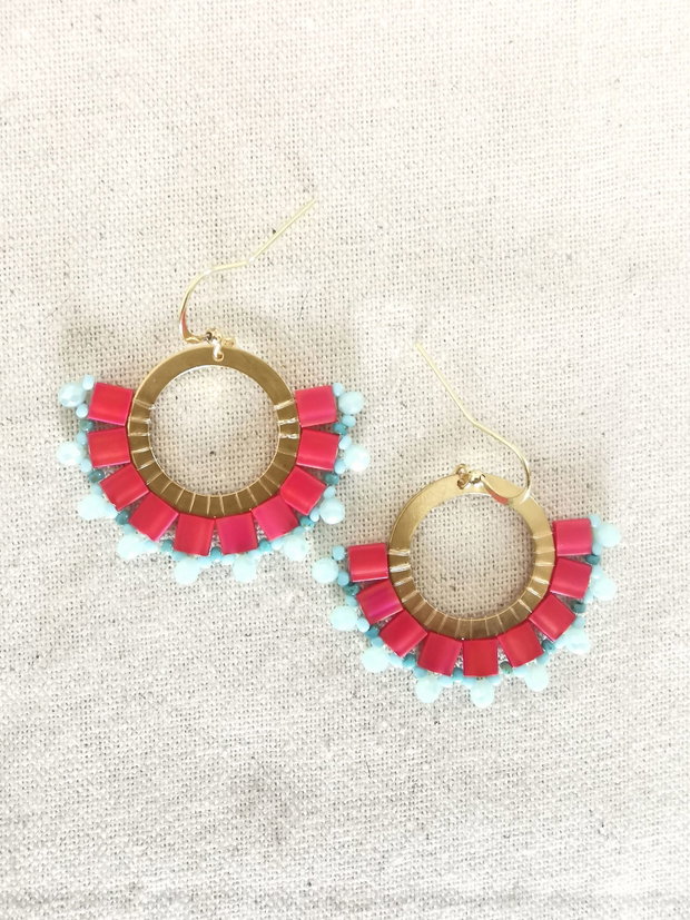 Cercei evantai cu margele Tila roz, cercei boho handmade