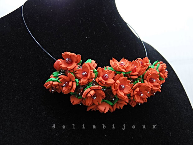 Set Bijuterii Handmade Colier și Cercei cu Flori Roșii (cod1374)