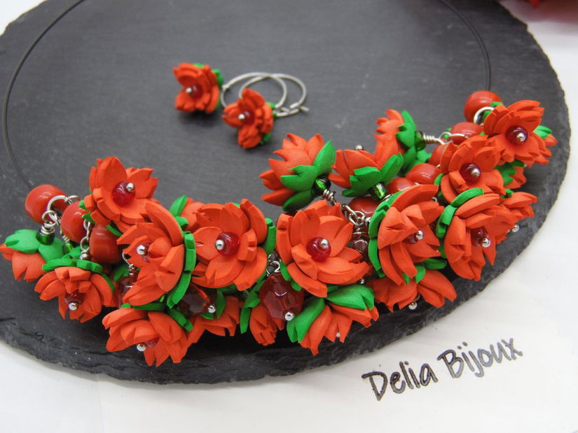 Set Bijuterii Handmade Colier și Cercei cu Flori Roșii (cod1374)