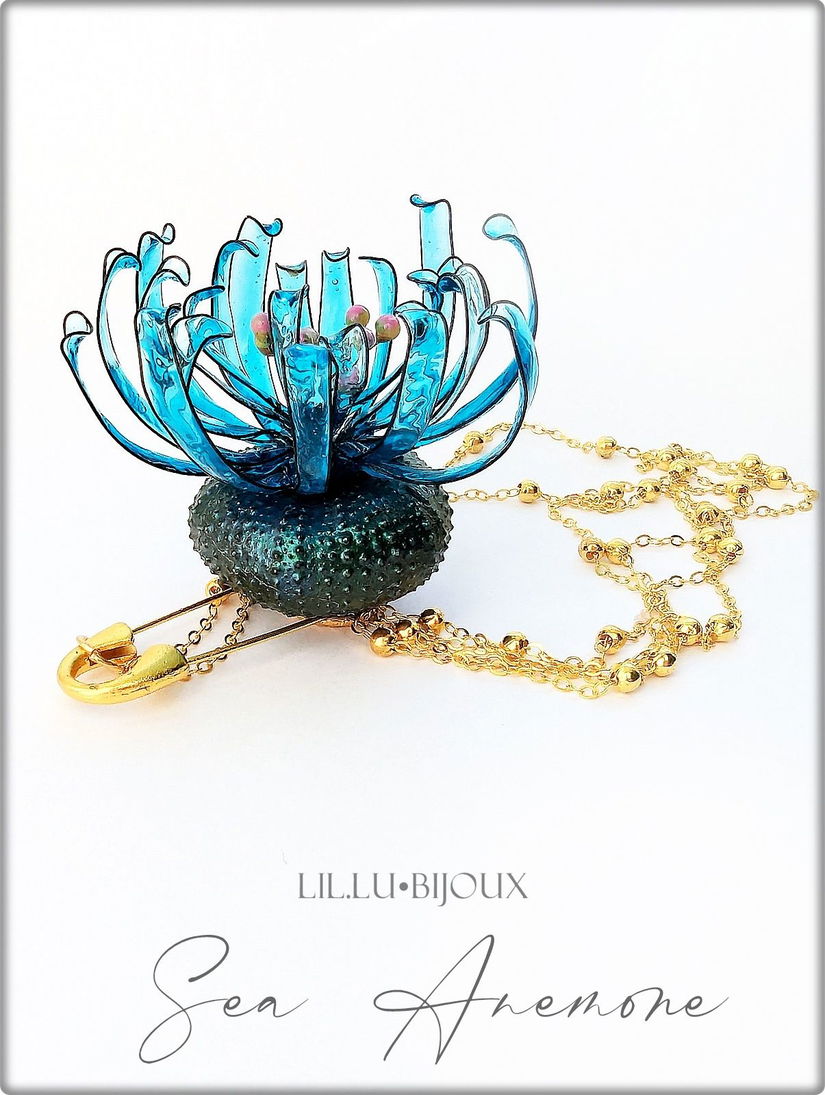Broșă anemonă de mare artizanală cu arici de mare natural, petale din rășină și lanțuri modulare