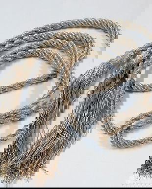 Șnur argintiu cu ciucuri