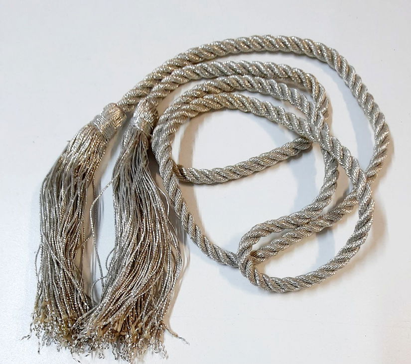 Șnur argintiu cu ciucuri