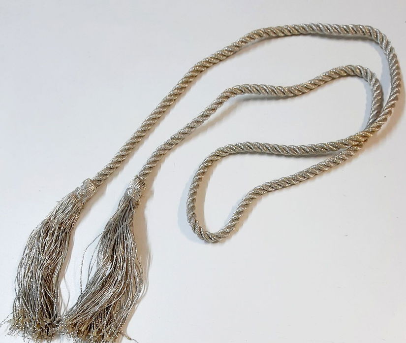 Șnur argintiu cu ciucuri