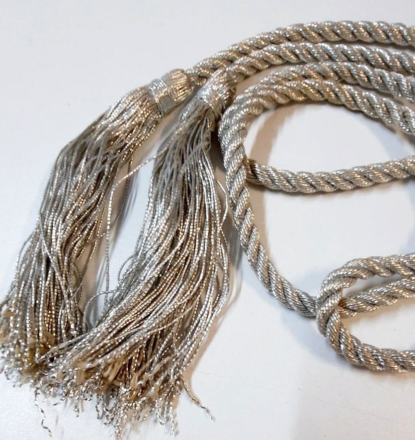 Șnur argintiu cu ciucuri