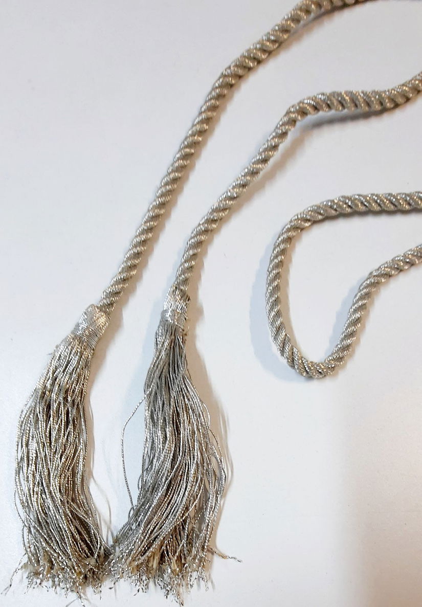 Șnur argintiu cu ciucuri