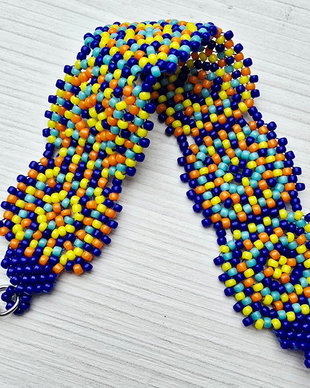 Vârtej de Culoare  Brățară granny square din mărgele
