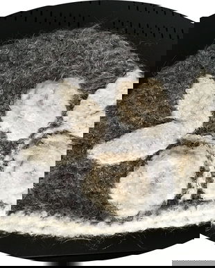 caciula de lana cu flori tricotata manual