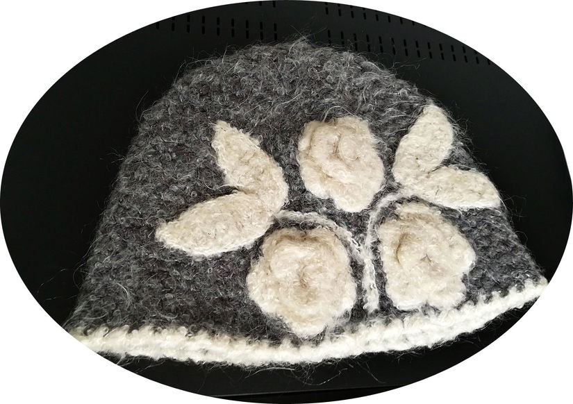 caciula de lana cu flori tricotata manual