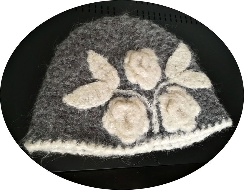 caciula de lana cu flori tricotata manual