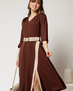 Rochie midi maro clos cu slit pe fusta