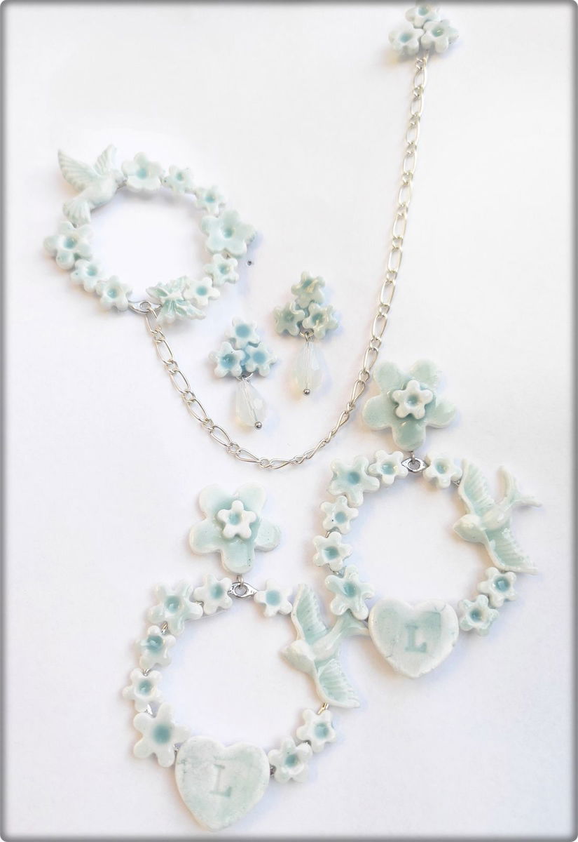 Brosa dubla cu porumbei si fluturi