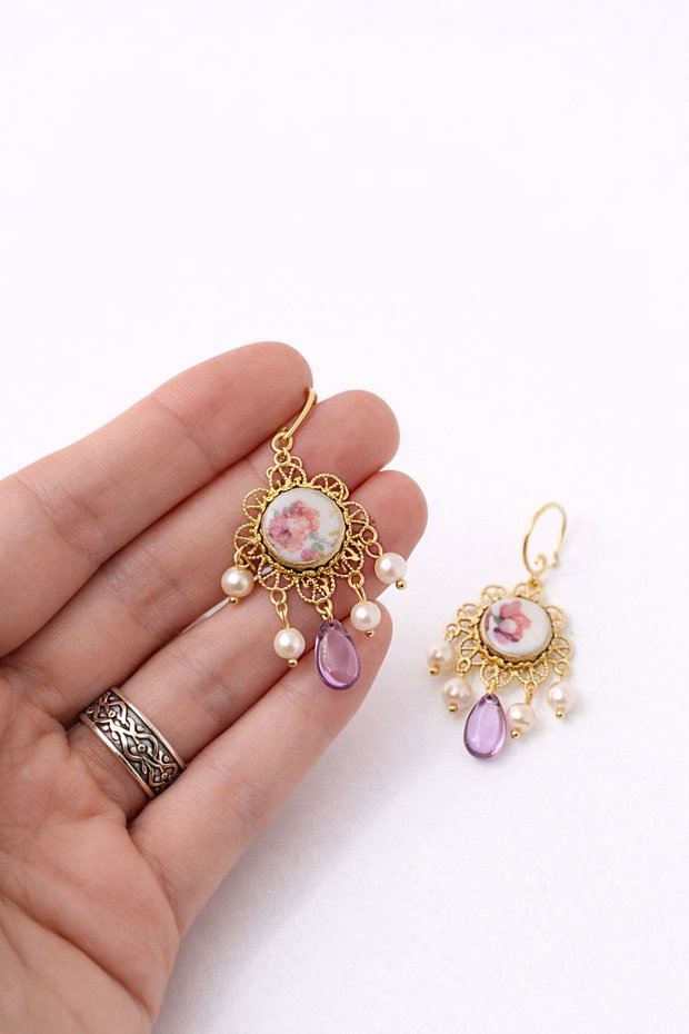 Cercei "Filigree Sakura " din fragmente de portelan Limoges, alama, perle de cultura si margele de sticla