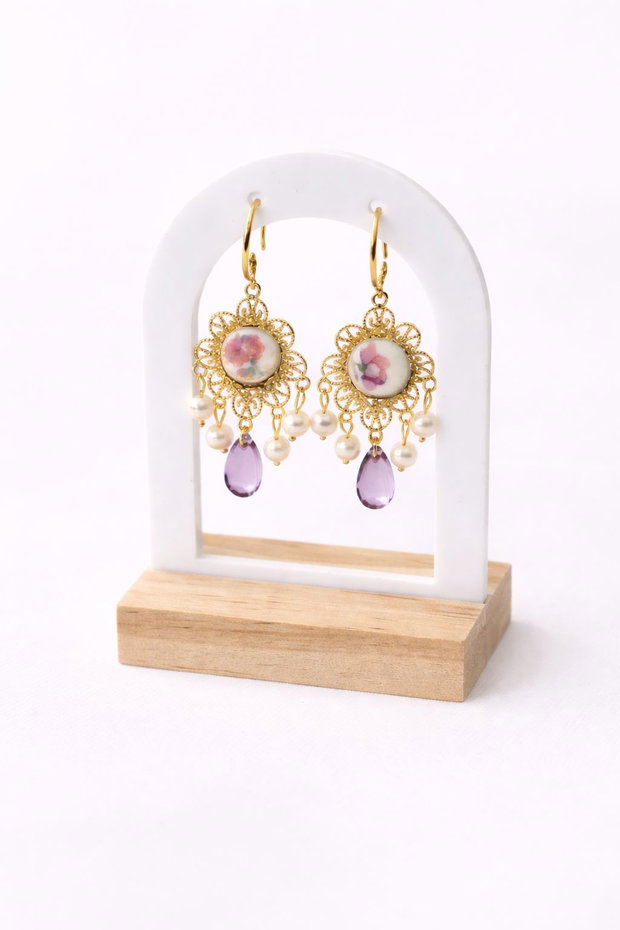 Cercei "Filigree Sakura " din fragmente de portelan Limoges, alama, perle de cultura si margele de sticla