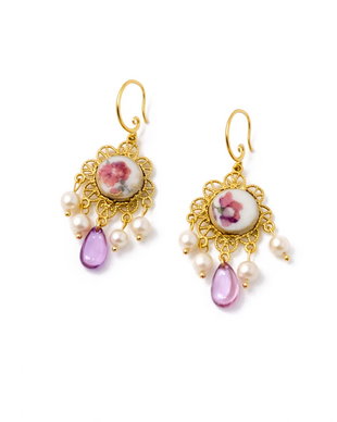 Cercei "Filigree Sakura " din fragmente de portelan Limoges, alama, perle de cultura si margele de sticla