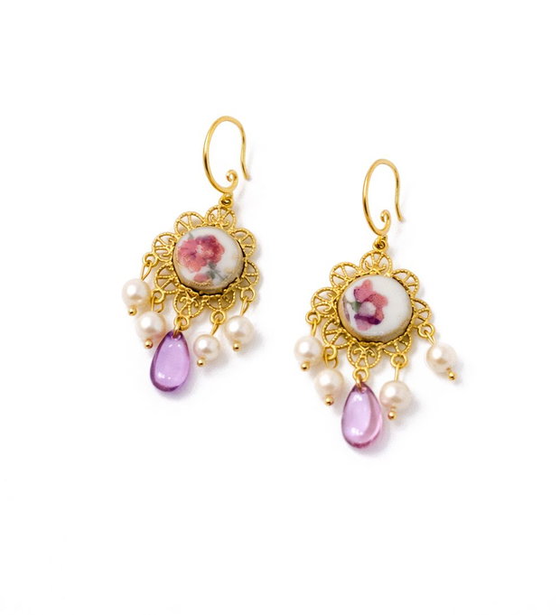 Cercei "Filigree Sakura " din fragmente de portelan Limoges, alama, perle de cultura si margele de sticla