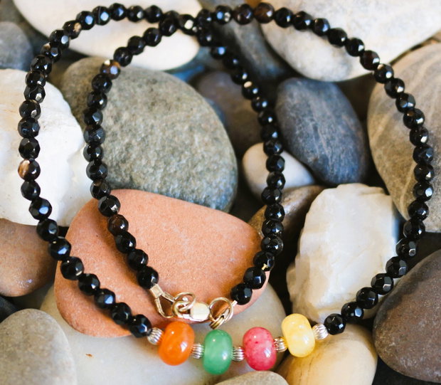 Colier din sfere fatetate de onix,rondele din jad si accesorii din argint 925