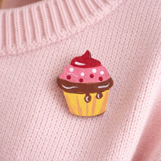 Martisor brosa cupcake cu mesaj pictat manual handmade
