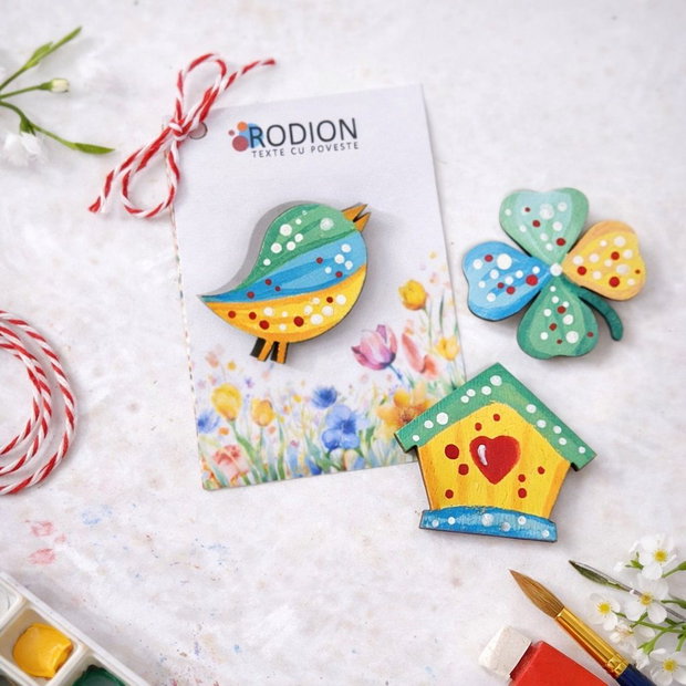 Set 3 martisor tip brosa pictate manual pe lemn: vrabiuta, trifoi, casuta