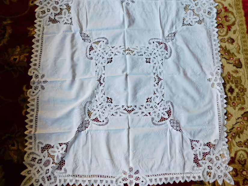 Fata  de masa vintage ,  panglici ,. tehnica Richelieu ,  dantele ,  deosebita,