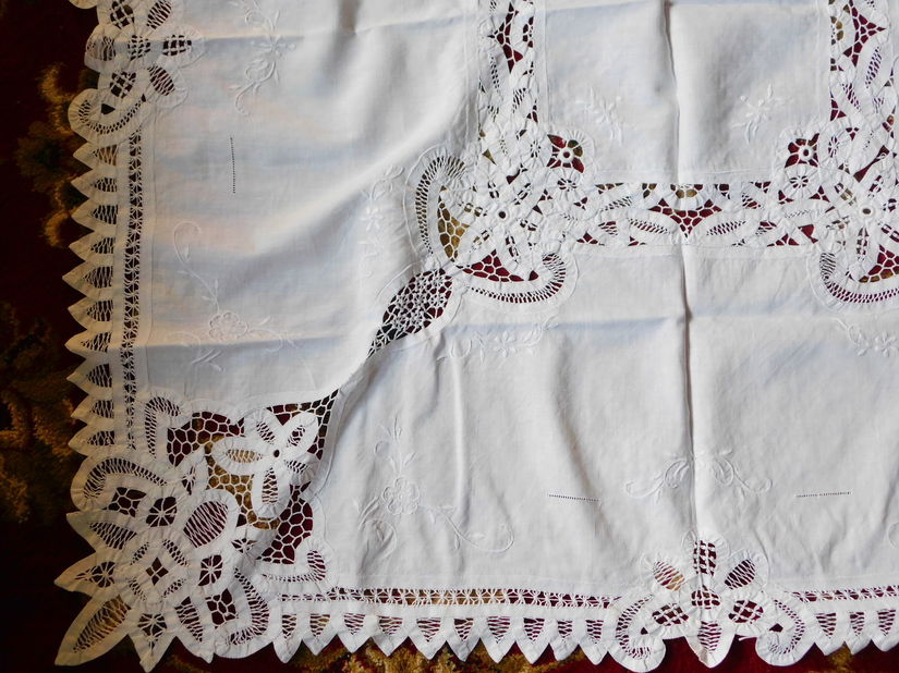 Fata  de masa vintage ,  panglici ,. tehnica Richelieu ,  dantele ,  deosebita,