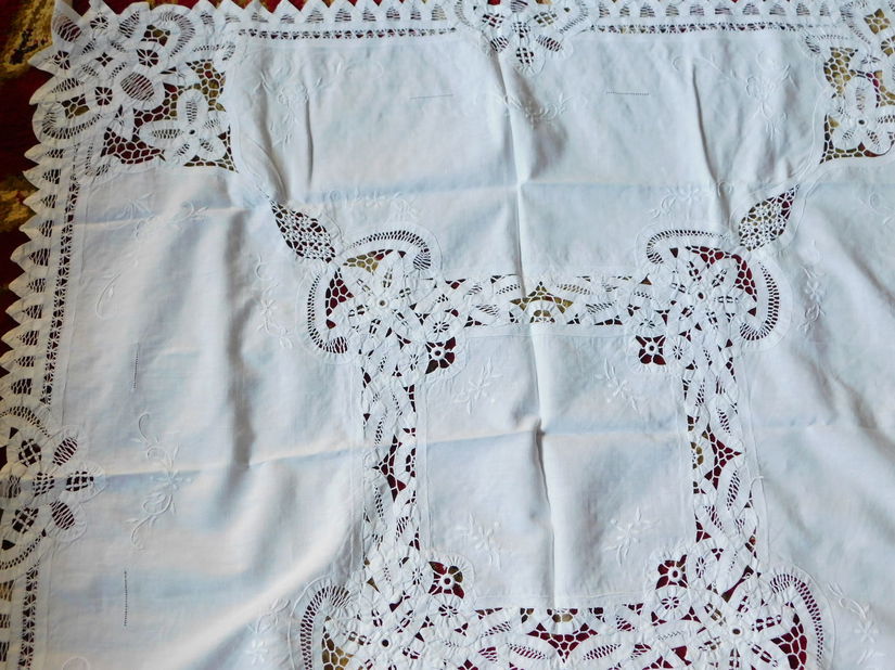 Fata  de masa vintage ,  panglici ,. tehnica Richelieu ,  dantele ,  deosebita,