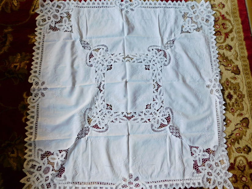 Fata  de masa vintage ,  panglici ,. tehnica Richelieu ,  dantele ,  deosebita,