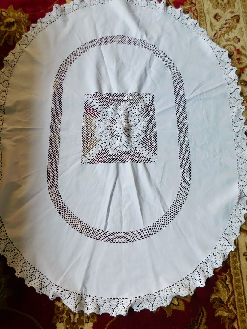 Fata de masa vintage, mare , ovala ,   130 x 160 cm , neutilizata, dantela , pinza  alba